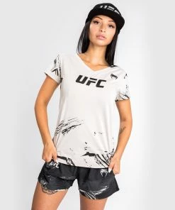 UFC Venum Authentic Fight Week Women's 2.0 Short Sleeve T-Shirt - Sand -Venum Shop 8 252F7 252F5 252F2 252F8752e1046db51e54d4c1d31a557455d4a82fb355 VNMUFC 00126 040 08 96898889 862c 4803 bf66 4077ebfaebe0