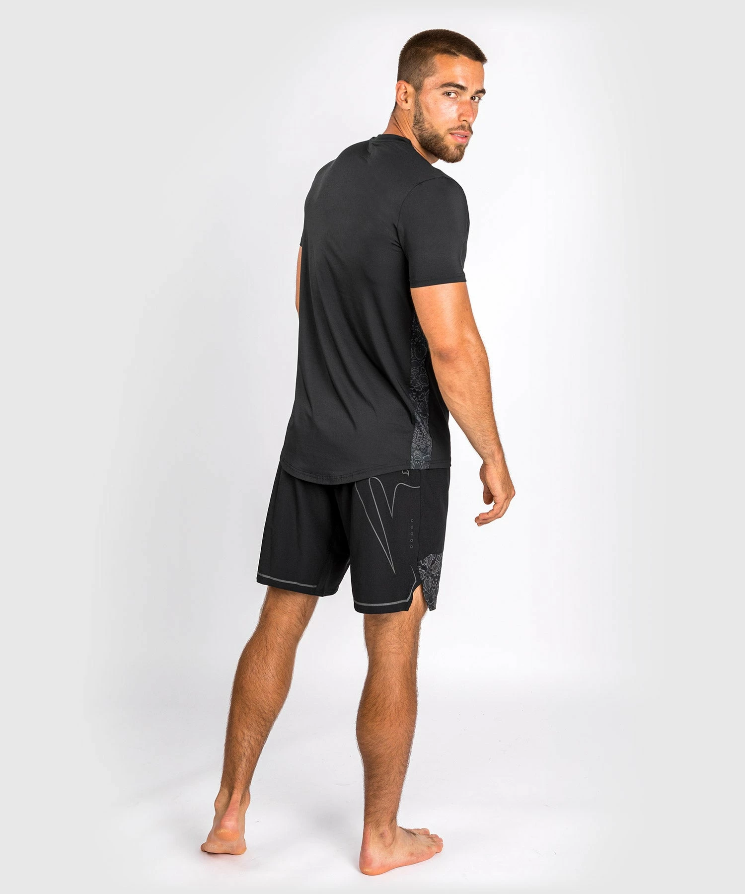 Venum Classic Evo Dry Tech T-Shirt - Black/Black Reflective 6 Venum Classic Evo Dry Tech T-Shirt - Black/Black Reflective - Image 4