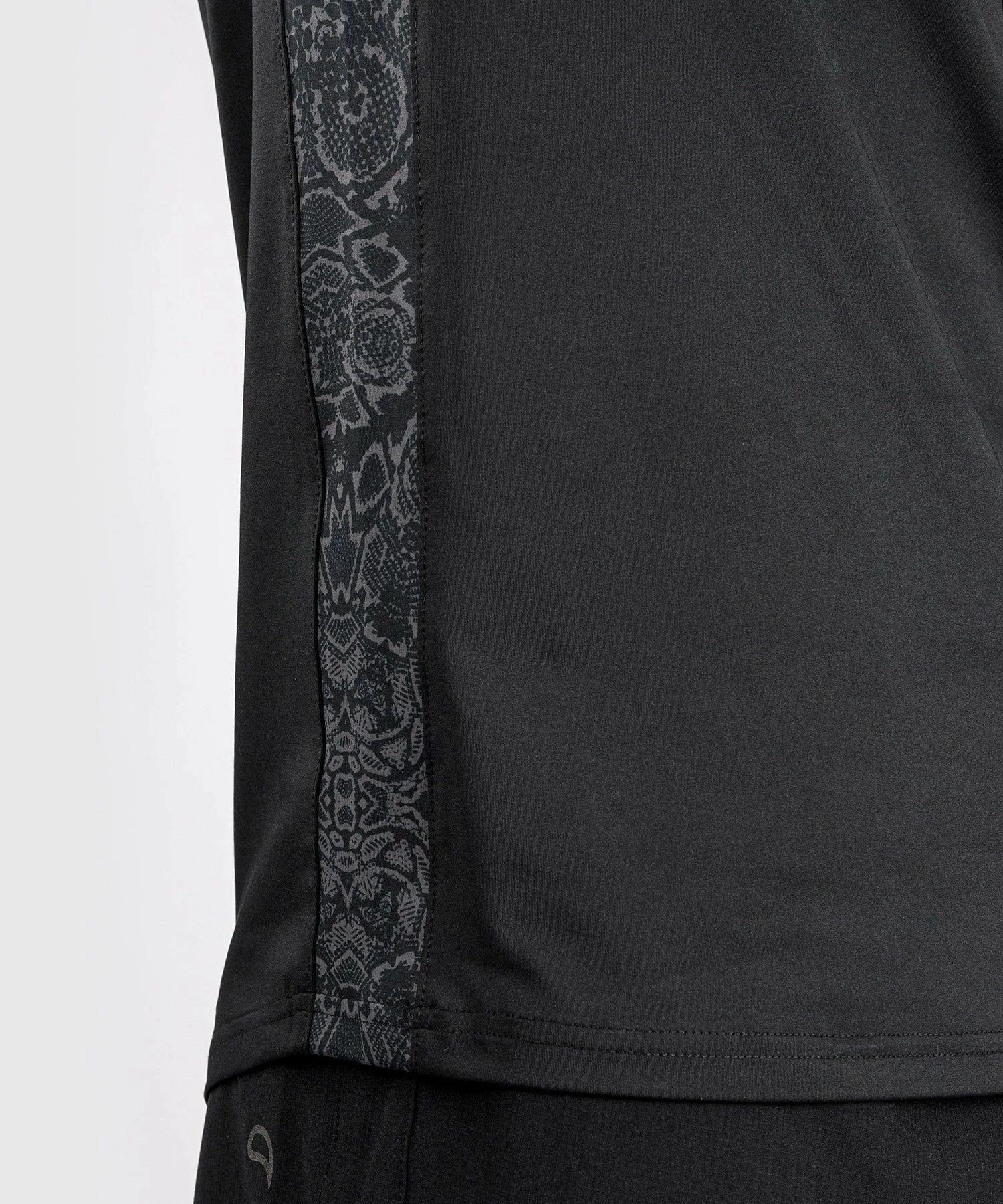 Venum Classic Evo Dry Tech T-Shirt - Black/Black Reflective 9 Venum Classic Evo Dry Tech T-Shirt - Black/Black Reflective - Image 7
